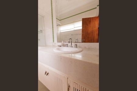 Casa de condomínio para alugar com 3818m², 4 quartos e 6 vagasBanheiro