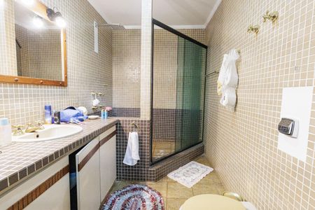 Casa de condomínio para alugar com 3818m², 4 quartos e 6 vagasBanheiro da Suíte 2