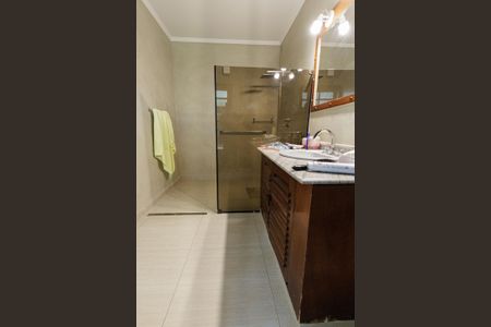 Casa de condomínio para alugar com 3818m², 4 quartos e 6 vagasBanheiro da Suíte 1