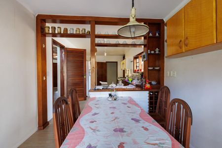 Casa de condomínio para alugar com 3818m², 4 quartos e 6 vagasCozinha - Armários