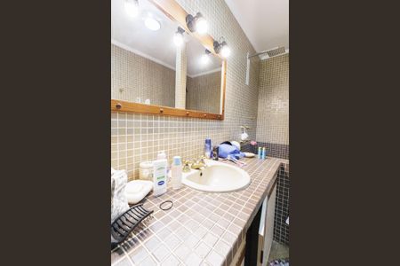 Casa de condomínio para alugar com 3818m², 4 quartos e 6 vagasBanheiro da Suíte 2