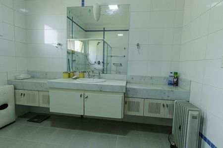 Casa de condomínio para alugar com 3818m², 4 quartos e 6 vagasBanheiro da Suíte 3