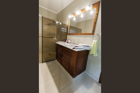 Casa de condomínio para alugar com 3818m², 4 quartos e 6 vagasBanheiro da Suíte 1