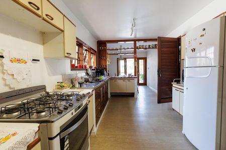 Casa de condomínio para alugar com 3818m², 4 quartos e 6 vagasCozinha - Armários