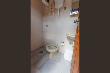 Casa de condomínio para alugar com 3818m², 4 quartos e 6 vagasBanheiro de serviço