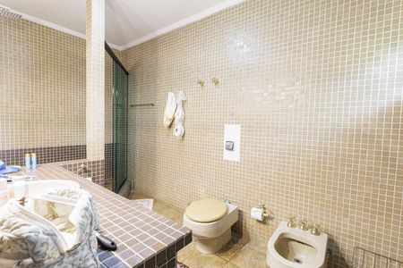Casa de condomínio para alugar com 3818m², 4 quartos e 6 vagasBanheiro da Suíte 2