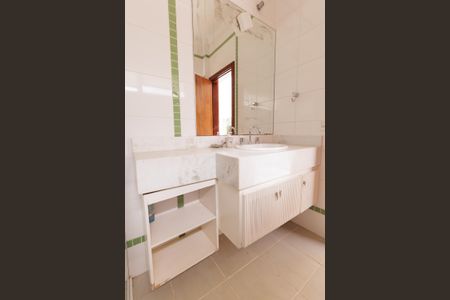 Casa de condomínio para alugar com 3818m², 4 quartos e 6 vagasBanheiro