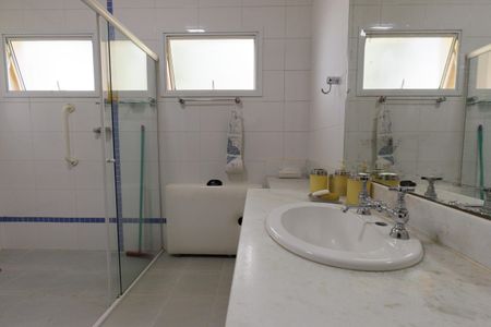 Casa de condomínio para alugar com 3818m², 4 quartos e 6 vagasBanheiro da Suíte 3