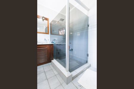 Casa de condomínio para alugar com 3818m², 4 quartos e 6 vagasBanheiro Corredor