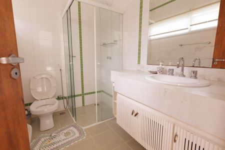 Casa de condomínio para alugar com 3818m², 4 quartos e 6 vagasbanheiro 