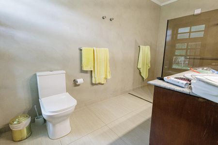 Casa de condomínio para alugar com 3818m², 4 quartos e 6 vagasBanheiro da Suíte 1