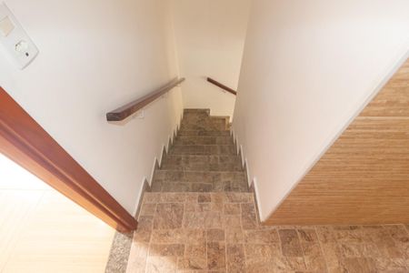 Casa de condomínio para alugar com 60m², 2 quartos e 1 vaga Casa de condomínio para alugar com 60m², 2 quartos e 1 vagaEscada