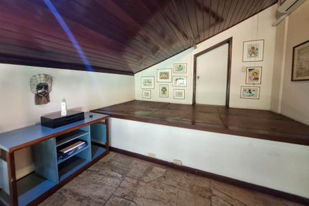 Casa para alugar com 241m², 4 quartos e 2 vagasEscritório