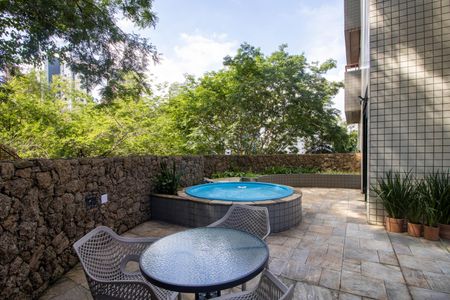 Apartamento à venda com 229m², 3 quartos e 3 vagas Apartamento à venda com 229m², 3 quartos e 3 vagasÁrea de lazer privado