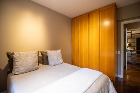 Apartamento à venda com 229m², 3 quartos e 3 vagas Apartamento à venda com 229m², 3 quartos e 3 vagasQuarto 1