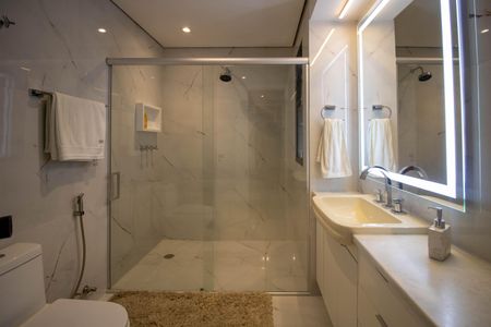 Apartamento à venda com 229m², 3 quartos e 3 vagas Apartamento à venda com 229m², 3 quartos e 3 vagasBanheiro Suíte