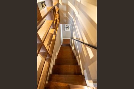 Apartamento à venda com 229m², 3 quartos e 3 vagas Apartamento à venda com 229m², 3 quartos e 3 vagasEscada