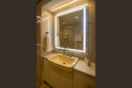 Apartamento à venda com 229m², 3 quartos e 3 vagas Apartamento à venda com 229m², 3 quartos e 3 vagasBanheiro Suíte