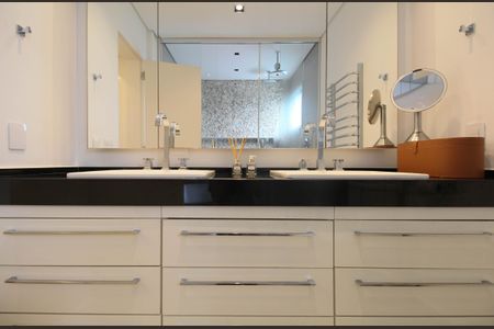 Apartamento à venda com 291m², 4 quartos e 4 vagasBanheiro Suíte 1