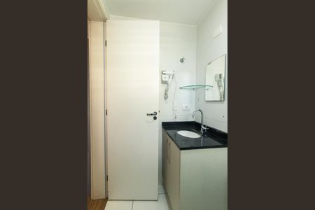 Banheiro Social de kitnet/studio para alugar com 1 quarto, 29m² em Cristo Rei, Curitiba