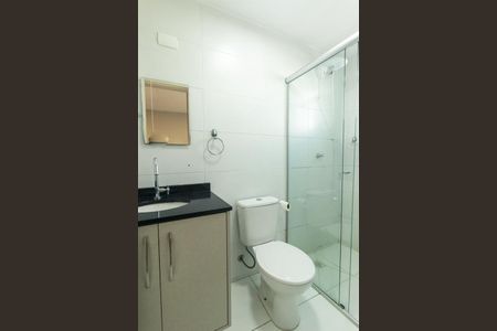 Banheiro Social de kitnet/studio para alugar com 1 quarto, 29m² em Cristo Rei, Curitiba