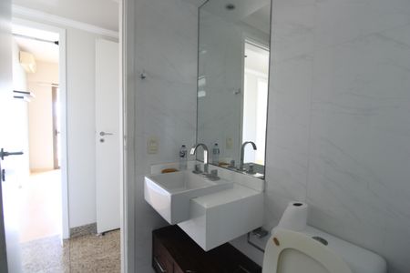 Apartamento para alugar com 145m², 3 quartos e 2 vagasBanheiro social