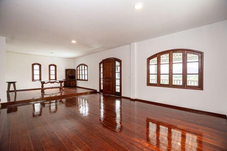 Casa à venda com 5 quartos, 390m² em Itaipu, Niterói