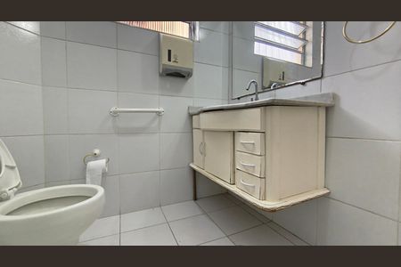 Casa à venda com 232m², 5 quartos e 2 vagas Casa à venda com 232m², 5 quartos e 2 vagasBanheiro