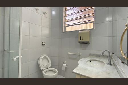 Casa à venda com 232m², 5 quartos e 2 vagas Casa à venda com 232m², 5 quartos e 2 vagasBanheiro