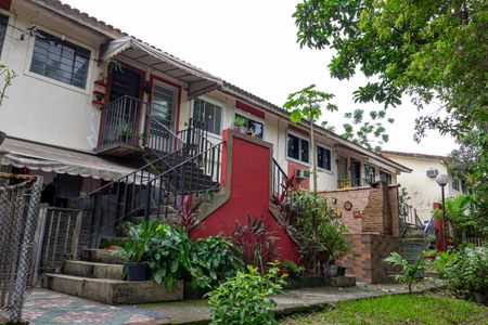 Casa de condomínio para alugar com 48m², 2 quartos e 1 vaga Casa de condomínio para alugar com 48m², 2 quartos e 1 vagaFachada