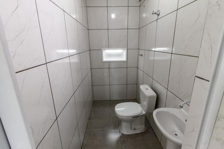 Banheiro da Suíte de casa para alugar com 1 quarto, 47m² em Parque Pinheiros, Taboão da Serra
