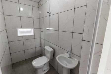 Banheiro da Suíte de casa para alugar com 1 quarto, 47m² em Parque Pinheiros, Taboão da Serra