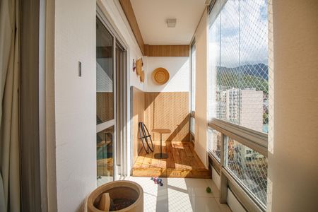 Apartamento à venda com 156m², 4 quartos e 2 vagasQuarto 2 Varanda