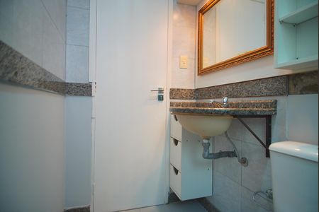 Banheiro de apartamento para alugar com 1 quarto, 42m² em Jardim Floresta, Porto Alegre