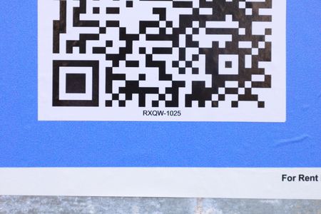 Casa para alugar com 40m², 3 quartos e 1 vagaPlaca instalada no portão do imóvel - Código da placa RXQW-1025