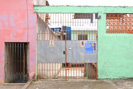 Casa para alugar com 40m², 3 quartos e 1 vagaPlaca instalada no portão do imóvel - Código da placa RXQW-1025