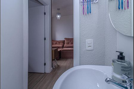 banheiro social_4 de apartamento para alugar com 2 quartos, 42m² em Parque Bristol, São Paulo