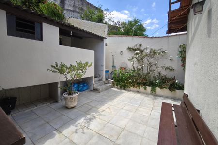 Casa à venda com 213m², 3 quartos e 2 vagasQuintal - Fundos