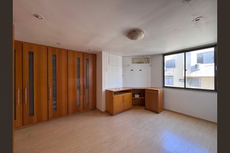 Apartamento à venda com 323m², 4 quartos e 4 vagas Apartamento à venda com 323m², 4 quartos e 4 vagasSuíte