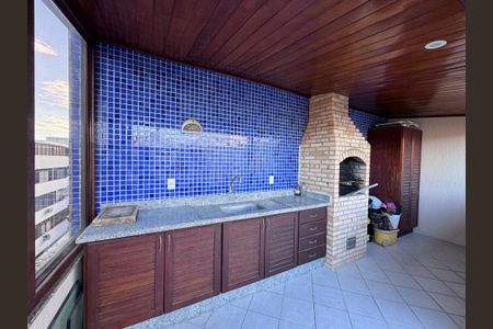 Apartamento à venda com 323m², 4 quartos e 4 vagas Apartamento à venda com 323m², 4 quartos e 4 vagasTerraço