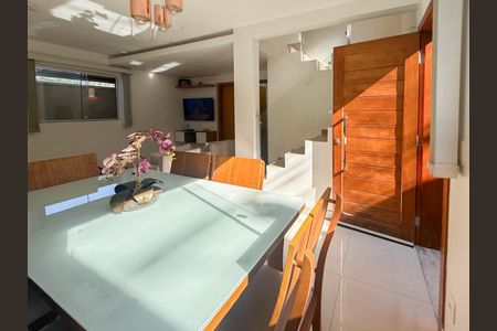 Casa à venda com 94m², 3 quartos e 2 vagasSala