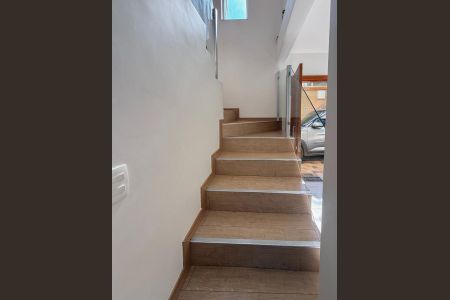 Casa à venda com 94m², 3 quartos e 2 vagasEscada