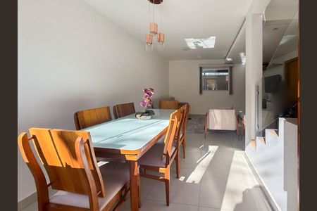 Casa à venda com 94m², 3 quartos e 2 vagasSala