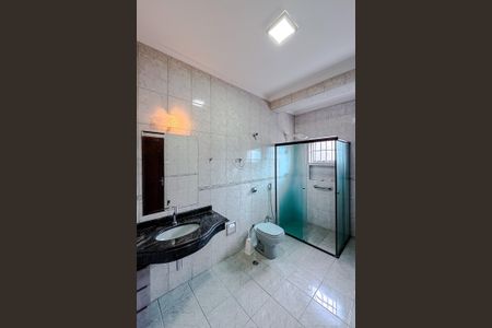 Casa à venda com 200m², 3 quartos e 2 vagas Casa à venda com 200m², 3 quartos e 2 vagasBanheiro