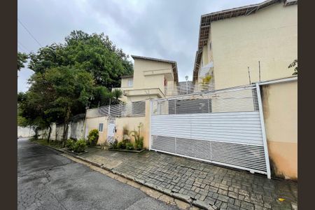 Casa de condomínio à venda com 170m², 3 quartos e 1 vaga Casa de condomínio à venda com 170m², 3 quartos e 1 vagaFachada e portaria