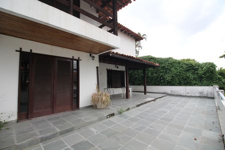 Casa à venda com 740m², 4 quartos e 2 vagasFrente
