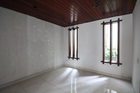 Casa à venda com 740m², 4 quartos e 2 vagasSala