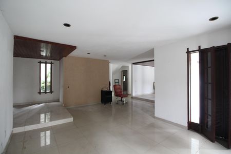 Casa à venda com 740m², 4 quartos e 2 vagasSala