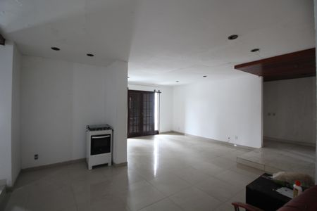 Casa à venda com 740m², 4 quartos e 2 vagasSala