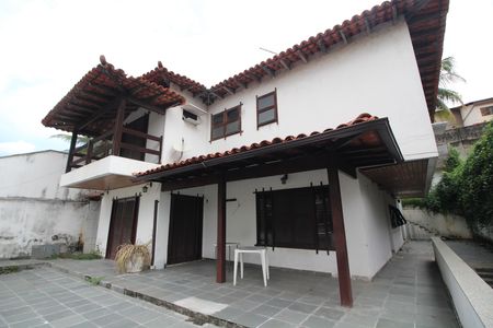 Casa à venda com 740m², 4 quartos e 2 vagasFachada